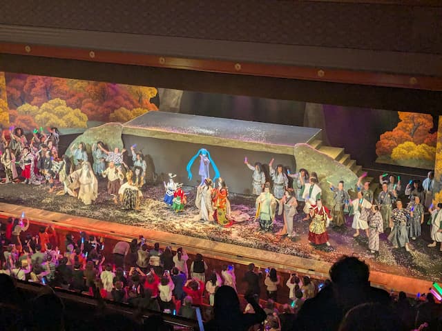 超歌舞伎のカーテンコールで役者と観客が一体になる